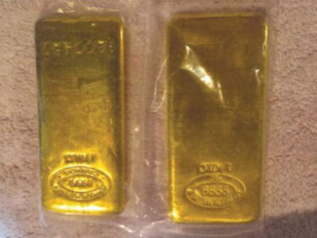 Two 1-kilogram gold bars worth about $272,000 shown prior to D.B. packaging them as directed by “Kevin Jones” during a video call. The box was later filled with sandbags before they were delivered as part of a sting operation. (Homeland Security Investigations affidavit filed in federal court)