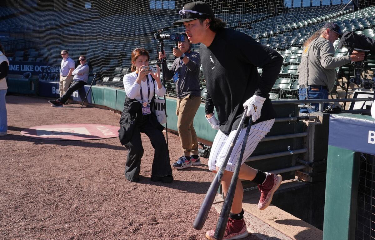 Chicago White Sox's Munetaka Murakami of Japan, runs onto the field for a baseball workout, Tuesday, Oct. 6, 2026, in Chicago, ahead of Wednesday's Game 3 in the American League Division Series against the Cleveland Guardians. (AP Photo/Nam Y. Huh)