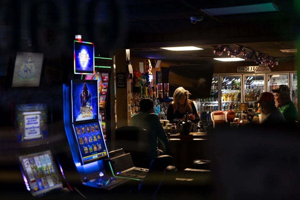 Slot machines light up the front window of a bar in Golconda, Illinois. (Credit: Julia Rendleman for Capitol News Illinois)